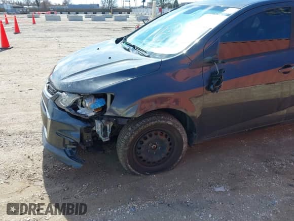 2017 Chevrolet Sonic LS z VIN 1G1JB5SH0H4126306, wystawiony jako IAAI lot #41814887 z przebiegiem 174 007 mil mil oraz . Historia ofert i sprzedaży dostępna na DreamBid. Obrazek 6.