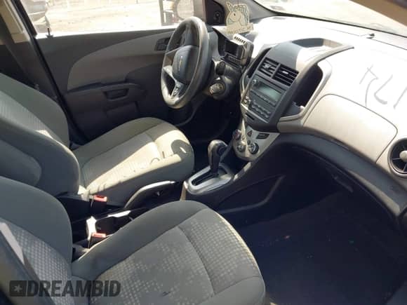 2015 Chevrolet Sonic LS с VIN 1G1JA5SH4F4135560, выставлен на аукционе IAAI как лот 42404174 с пробегом 75 546 миль миль и . История ставок и продаж доступна на DreamBid. Изображение 5.