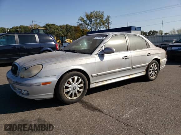 2003 Hyundai Sonata GLS z VIN KMHWF35H23A871372, wystawiony jako Copart lot #76199644 z przebiegiem 164 094 mil mil oraz Czysty tytuł • Clean title. Historia ofert i sprzedaży dostępna na DreamBid. Obrazek 1.