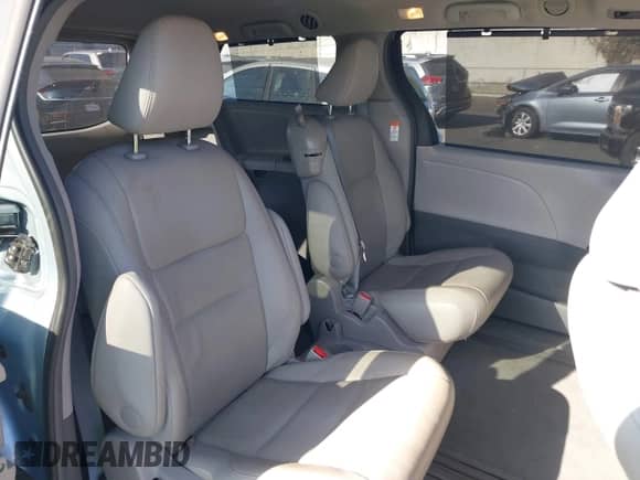 2015 Toyota Sienna XLE z VIN 5TDYK3DC6FS553342, wystawiony jako IAAI lot #43032134 z przebiegiem 79 273 mil mil oraz . Historia ofert i sprzedaży dostępna na DreamBid. Obrazek 8.