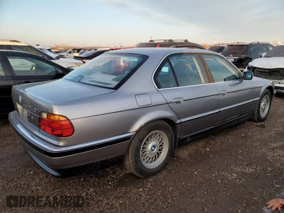1998 BMW 7 Series 740i z VIN WBAGF8322WDL54061, wystawiony jako Copart lot #44201255 z przebiegiem 213 297 mil mil oraz Czysty tytuł • Clean title. Historia ofert i sprzedaży dostępna na DreamBid. Obrazek 3.
