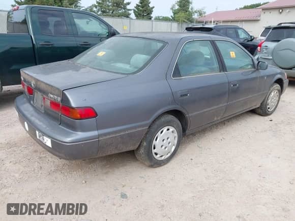 1997 Toyota Camry LE z VIN 4T1BG22K1VU106032, wystawiony jako IAAI lot #43108187 z przebiegiem Nie podano mil oraz . Historia ofert i sprzedaży dostępna na DreamBid. Obrazek 4.