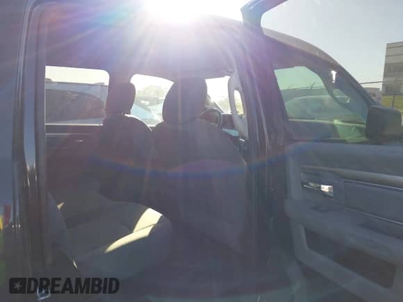 2018 Ram 1500 Big Horn z VIN 1C6RR6LG8JS149133, wystawiony jako IAAI lot #43487206 z przebiegiem 131 024 mil mil oraz . Historia ofert i sprzedaży dostępna na DreamBid. Obrazek 8.