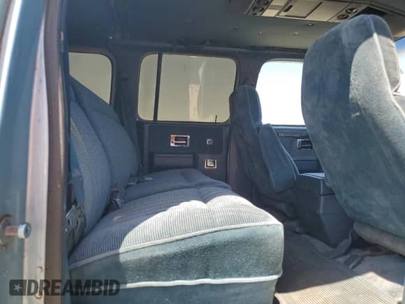 1989 Chevrolet Suburban с VIN 1GNGV26K0KF106072, выставлен на аукционе Copart как лот 57659815 с пробегом 83 326 миль миль и Чистый • Clean title. История ставок и продаж доступна на DreamBid. Изображение 11.