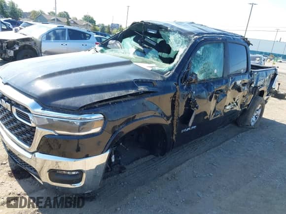 2025 Ram 1500 Big Horn z VIN 1C6RRFFG3SN517648, wystawiony jako IAAI lot #43193323 z przebiegiem 8 492 mil mil oraz . Historia ofert i sprzedaży dostępna na DreamBid. Obrazek 2.