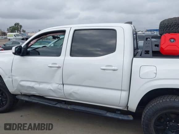 2021 Toyota Tacoma SR z VIN 5TFCZ5AN7MX267045, wystawiony jako IAAI lot #43321000 z przebiegiem 40 992 mil mil oraz . Historia ofert i sprzedaży dostępna na DreamBid. Obrazek 14.