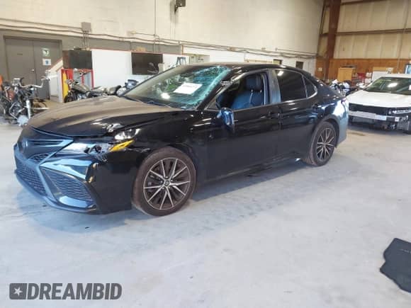 2021 Toyota Camry SE z VIN 4T1G11AKXMU471598, wystawiony jako IAAI lot #43060273 z przebiegiem 87 450 mil mil oraz . Historia ofert i sprzedaży dostępna na DreamBid. Obrazek 2.