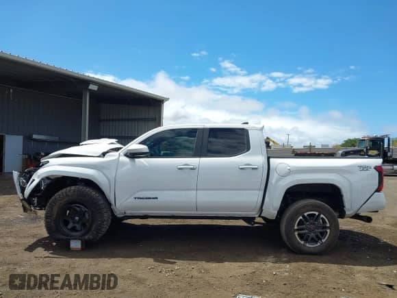 2024 Toyota Tacoma SR5 with VIN 3TYLB5JNXRT010533, listed as a IAAI auction lot 42955728 with 20,995 mi miles and . Bid and sale history available at DreamBid. Image 15.