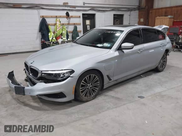 2019 BMW 5 Series 530e xDrive z VIN WBAJB1C59KB376289, wystawiony jako IAAI lot #42011352 z przebiegiem 63 019 mil mil oraz . Historia ofert i sprzedaży dostępna na DreamBid. Obrazek 2.