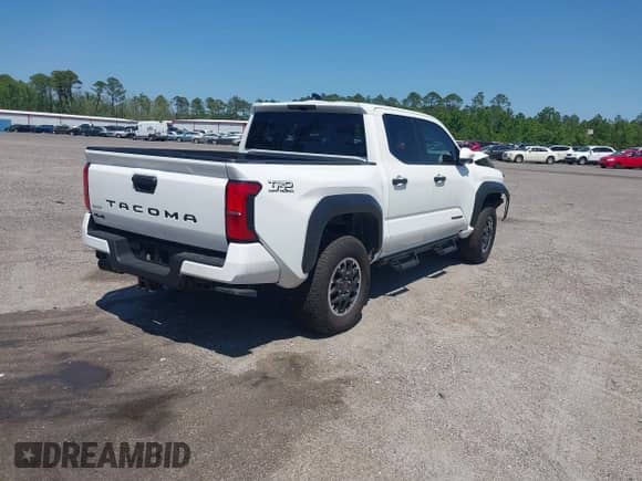 2024 Toyota Tacoma SR5 with VIN 3TYLB5JNXRT041930, listed as a IAAI auction lot 41090783 with 1,237 mi miles and . Bid and sale history available at DreamBid. Image 4.