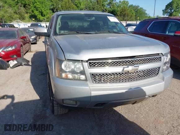 2010 Chevrolet Avalanche LT z VIN 3GNVKFE0XAG245243, wystawiony jako IAAI lot #42276994 z przebiegiem 254 384 mil mil oraz . Historia ofert i sprzedaży dostępna na DreamBid. Obrazek 12.