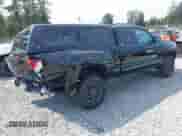 2018 Toyota Tacoma SR5 z VIN 5TFSZ5AN2JX151257, wystawiony jako IAAI lot #42895721 z przebiegiem 157 990 mil mil oraz . Historia ofert i sprzedaży dostępna na DreamBid. Obrazek 4.