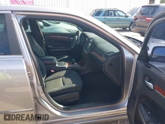 2014 Chrysler 300 with VIN 2C3CCAAG1EH375943, listed as a IAAI auction lot 43178893 with 209,099 mi miles and . Bid and sale history available at DreamBid. Image 5.