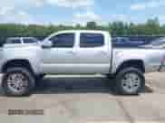 2010 Toyota Tacoma PreRunner z VIN 3TMJU4GN5AM093419, wystawiony jako IAAI lot #42882575 z przebiegiem 227 641 mil mil oraz . Historia ofert i sprzedaży dostępna na DreamBid. Obrazek 14.
