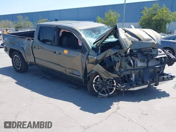 2024 Toyota Tacoma SR5 z VIN 3TMLB5JN8RM007836, wystawiony jako IAAI lot #42443151 z przebiegiem Nie podano mil oraz . Historia ofert i sprzedaży dostępna na DreamBid. Obrazek 1.