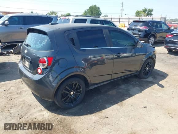 2015 Chevrolet Sonic LT z VIN 1G1JC6SH5F4148222, wystawiony jako IAAI lot #42993222 z przebiegiem 129 499 mil mil oraz . Historia ofert i sprzedaży dostępna na DreamBid. Obrazek 4.