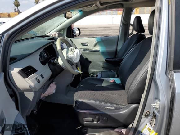 2014 Toyota Sienna SE with VIN 5TDXK3DC2ES493392, listed as a Copart auction lot 71921465 with 137,316 mi miles and Salvage title. Bid and sale history available at DreamBid. Image 7.