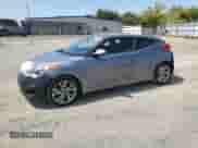 2016 Hyundai Veloster z VIN KMHTC6AD9GU299687, wystawiony jako Copart lot #71261925 z przebiegiem 141 688 mil mil oraz Czysty tytuł • Clean title. Historia ofert i sprzedaży dostępna na DreamBid. Obrazek 1.