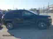 2017 Jeep Compass Latitude z VIN 3C4NJDBB6HT660714, wystawiony jako IAAI lot #43370557 z przebiegiem 99 034 mil mil oraz . Historia ofert i sprzedaży dostępna na DreamBid. Obrazek 13.