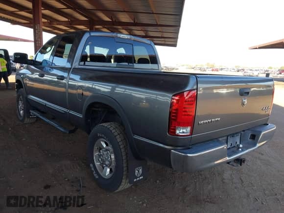 2005 Dodge 2500 SLT z VIN 1D7KS28D65J635057, wystawiony jako IAAI lot #42875824 z przebiegiem 239 295 mil mil oraz . Historia ofert i sprzedaży dostępna na DreamBid. Obrazek 3.