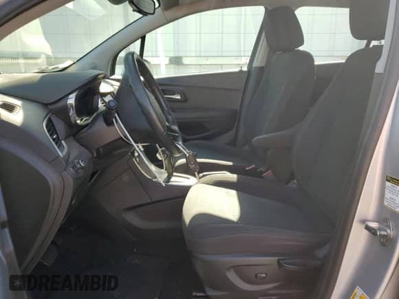 2020 Chevrolet Trax LS z VIN 3GNCJKSB5LL177694, wystawiony jako Copart lot #84292145 z przebiegiem 96 099 mil mil oraz Czysty tytuł • Clean title. Historia ofert i sprzedaży dostępna na DreamBid. Obrazek 7.