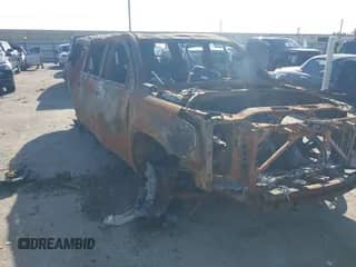 2019 Cadillac Escalade ESV Luxury z VIN 1GYS4HKJ8KR154854, wystawiony jako IAAI lot #41774177 z przebiegiem Nie podano mil oraz . Historia ofert i sprzedaży dostępna na DreamBid. Obrazek 1.