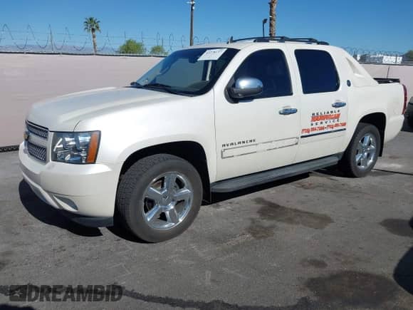 2013 Chevrolet Avalanche LTZ z VIN 3GNTKGE75DG300079, wystawiony jako IAAI lot #42278137 z przebiegiem 120 941 mil mil oraz . Historia ofert i sprzedaży dostępna na DreamBid. Obrazek 6.