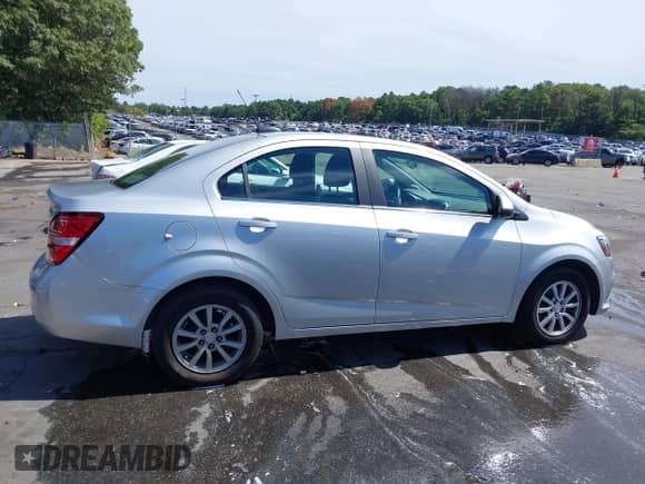 2019 Chevrolet Sonic LT z VIN 1G1JD5SB5K4130283, wystawiony jako IAAI lot #43153707 z przebiegiem 56 227 mil mil oraz . Historia ofert i sprzedaży dostępna na DreamBid. Obrazek 13.