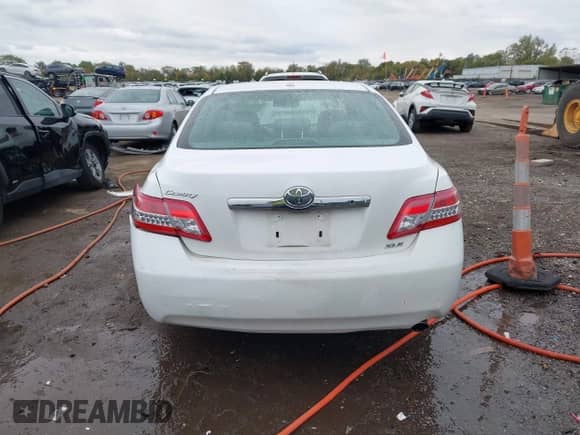 2011 Toyota Camry LE z VIN 4T4BF3EK7BR121804, wystawiony jako IAAI lot #43501491 z przebiegiem 82 376 mil mil oraz . Historia ofert i sprzedaży dostępna na DreamBid. Obrazek 16.