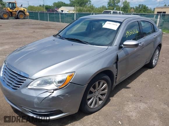 2014 Chrysler 200 Touring z VIN 1C3CCBBB6EN107521, wystawiony jako IAAI lot #39872826 z przebiegiem 181 428 mil mil oraz . Historia ofert i sprzedaży dostępna na DreamBid. Obrazek 2.