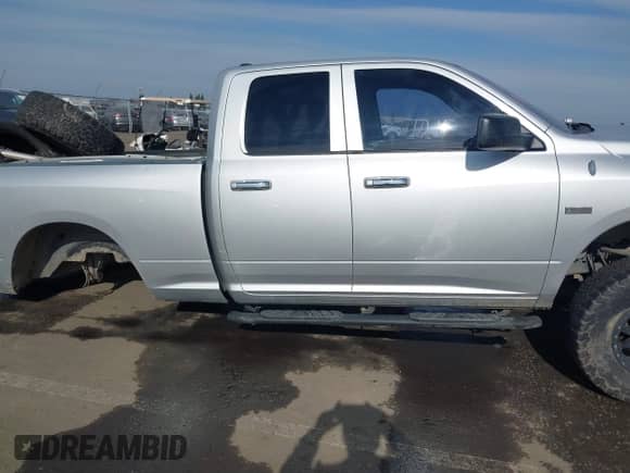 2009 Dodge 1500 SLT z VIN 1D3HB18T09S762917, wystawiony jako IAAI lot #41420656 z przebiegiem Nie podano mil oraz . Historia ofert i sprzedaży dostępna na DreamBid. Obrazek 12.