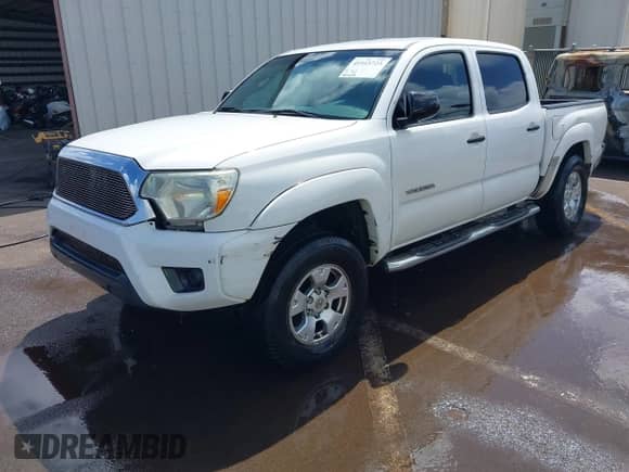 2014 Toyota Tacoma PreRunner z VIN 5TFJX4GN4EX032845, wystawiony jako IAAI lot #41915723 z przebiegiem 163 978 mil mil oraz . Historia ofert i sprzedaży dostępna na DreamBid. Obrazek 2.