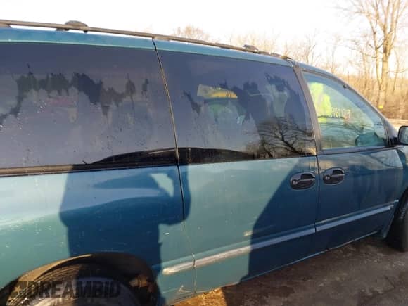 2000 Dodge Grand Caravan with VIN 2B4GP24G2YR761530, listed as a IAAI auction lot 41761127 with 200,000 mi miles and . Bid and sale history available at DreamBid. Image 13.