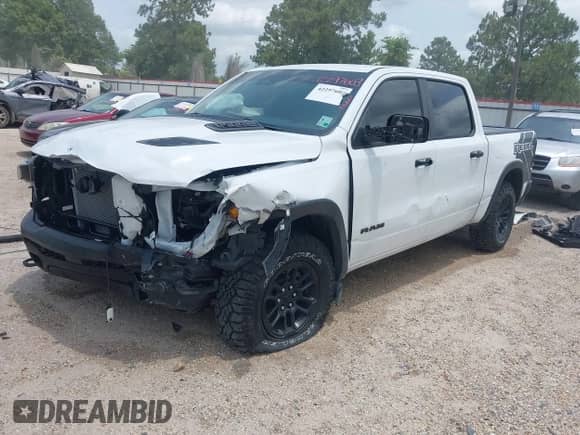 2025 Ram 1500 Rebel z VIN 1C6SRFLP9SN639467, wystawiony jako IAAI lot #42297603 z przebiegiem 2 996 mil mil oraz . Historia ofert i sprzedaży dostępna na DreamBid. Obrazek 2.