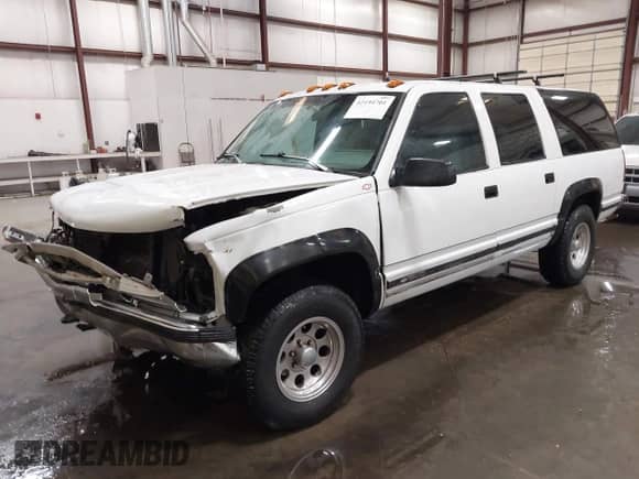 1993 Chevrolet Suburban z VIN 1GNFK16K1PJ330504, wystawiony jako IAAI lot #42194701 z przebiegiem 215 656 mil mil oraz . Historia ofert i sprzedaży dostępna na DreamBid. Obrazek 17.