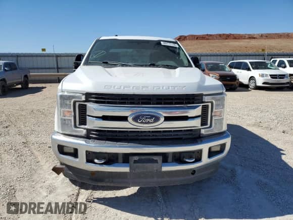 2019 Ford F-250 XL z VIN 1FT7W2B64KEE52565, wystawiony jako Copart lot #89777135 z przebiegiem 240 090 mil mil oraz Czysty tytuł • Clean title. Historia ofert i sprzedaży dostępna na DreamBid. Obrazek 5.