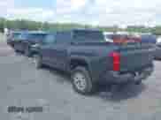 2024 Toyota Tacoma SR5 z VIN 3TMLB5JN3RM039609, wystawiony jako IAAI lot #42811469 z przebiegiem 19 681 mil mil oraz . Historia ofert i sprzedaży dostępna na DreamBid. Obrazek 3.