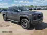 2024 Toyota Tacoma SR5 z VIN 3TMLB5JN2RM054571, wystawiony jako IAAI lot #42572496 z przebiegiem 7 157 mil mil oraz . Historia ofert i sprzedaży dostępna na DreamBid. Obrazek 1.