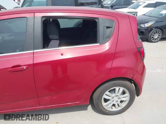 2012 Chevrolet Sonic LT z VIN 1G1JC6SB2C4213759, wystawiony jako IAAI lot #43028832 z przebiegiem 90 033 mil mil oraz . Historia ofert i sprzedaży dostępna na DreamBid. Obrazek 6.