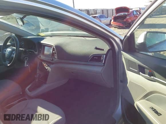 2018 Hyundai Elantra SEL z VIN 5NPD84LFXJH219330, wystawiony jako IAAI lot #43479673 z przebiegiem 107 452 mil mil oraz . Historia ofert i sprzedaży dostępna na DreamBid. Obrazek 5.