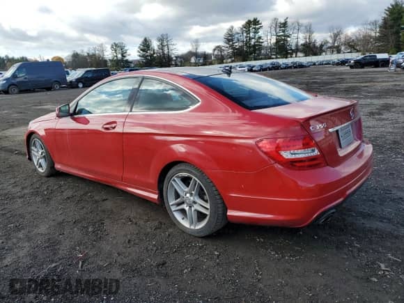 2013 Mercedes-Benz C 350 z VIN WDDGJ8JB2DF972458, wystawiony jako Copart lot #82224984 z przebiegiem 135 554 mil mil oraz Szkoda całkowita • Salvage title. Historia ofert i sprzedaży dostępna na DreamBid. Obrazek 2.