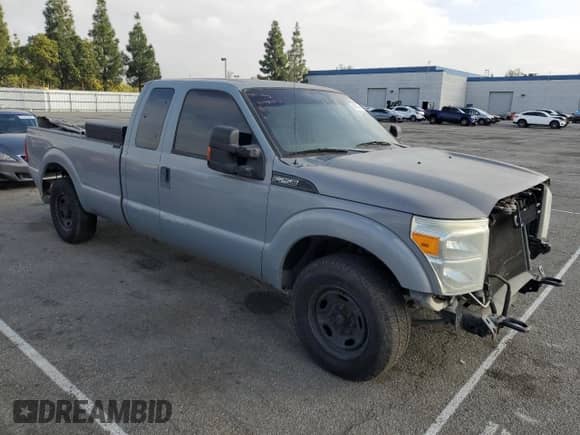 2013 Ford F-250 XL z VIN 1FT7X2A66DEB77282, wystawiony jako Copart lot #84869404 z przebiegiem 283 377 mil mil oraz Czysty tytuł • Clean title. Historia ofert i sprzedaży dostępna na DreamBid. Obrazek 4.