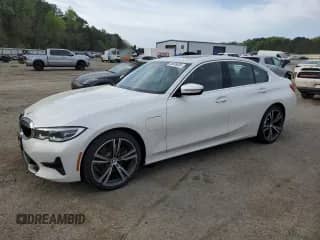 2021 BMW 3 Series 330e xDrive z VIN 3MW5P9J07M8B90988, wystawiony jako Copart lot #50895005 z przebiegiem 35 825 mil mil oraz Szkoda całkowita • Salvage title. Historia ofert i sprzedaży dostępna na DreamBid. Obrazek 1.