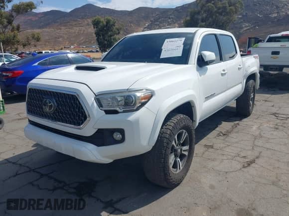 2018 Toyota Tacoma SR z VIN 3TMCZ5AN6JM178777, wystawiony jako IAAI lot #43256447 z przebiegiem 43 114 mil mil oraz . Historia ofert i sprzedaży dostępna na DreamBid. Obrazek 2.