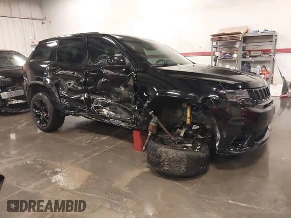 2017 Jeep Grand Cherokee SRT z VIN 1C4RJFDJ9HC739324, wystawiony jako IAAI lot #40898998 z przebiegiem 92 547 mil mil oraz . Historia ofert i sprzedaży dostępna na DreamBid. Obrazek 1.