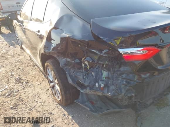 2018 Toyota Camry SE with VIN 4T1B11HK4JU658668, listed as a IAAI auction lot 43204847 with 195,921 mi miles and . Bid and sale history available at DreamBid. Image 6.