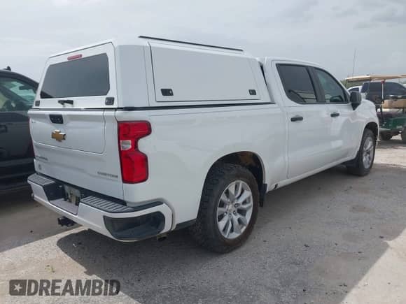 2022 Chevrolet Silverado 1500 Custom z VIN 3GCPWBEK3NG157320, wystawiony jako IAAI lot #42612177 z przebiegiem 135 668 mil mil oraz . Historia ofert i sprzedaży dostępna na DreamBid. Obrazek 4.