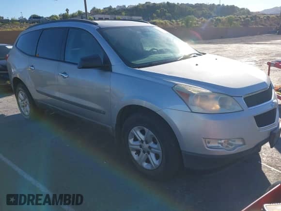 2009 Chevrolet Traverse LS z VIN 1GNEV13D39S156800, wystawiony jako IAAI lot #42684301 z przebiegiem 150 271 mil mil oraz . Historia ofert i sprzedaży dostępna na DreamBid. Obrazek 1.