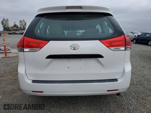 2014 Toyota Sienna L с VIN 5TDZK3DC2ES444511, выставлен на аукционе Copart как лот 55768205 с пробегом 236 213 миль миль и Списание • Salvage title. История ставок и продаж доступна на DreamBid. Изображение 6.