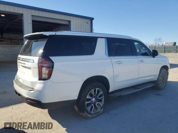 2022 Chevrolet Suburban LS z VIN 1GNSKBKD4NR211131, wystawiony jako Copart lot #46851175 z przebiegiem 47 808 mil mil oraz Szkoda całkowita • Salvage title. Historia ofert i sprzedaży dostępna na DreamBid. Obrazek 3.